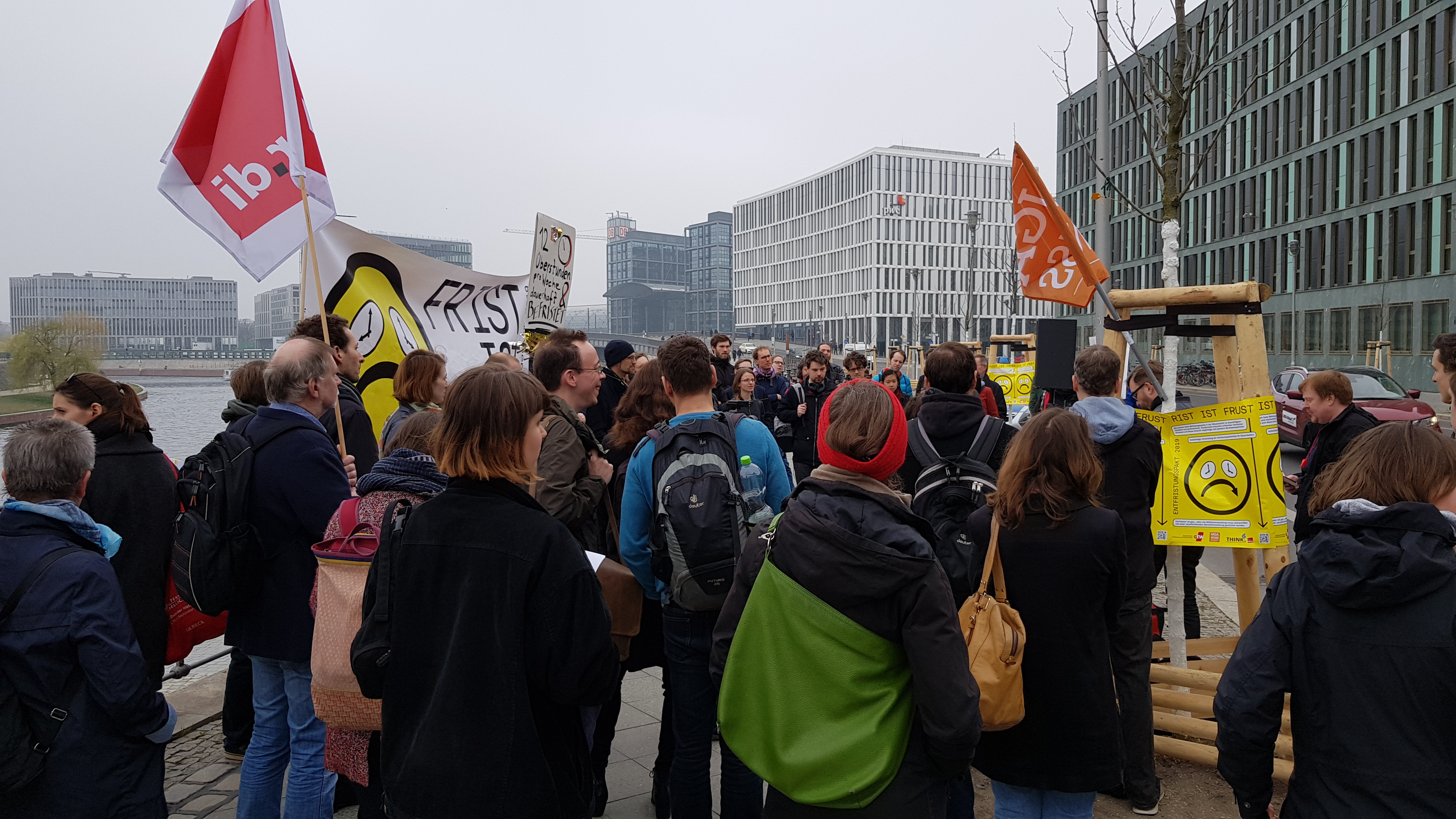 Protestaktion von Wissenschaftler*innen und Gewerkschaften vor dem Bildungsministerium