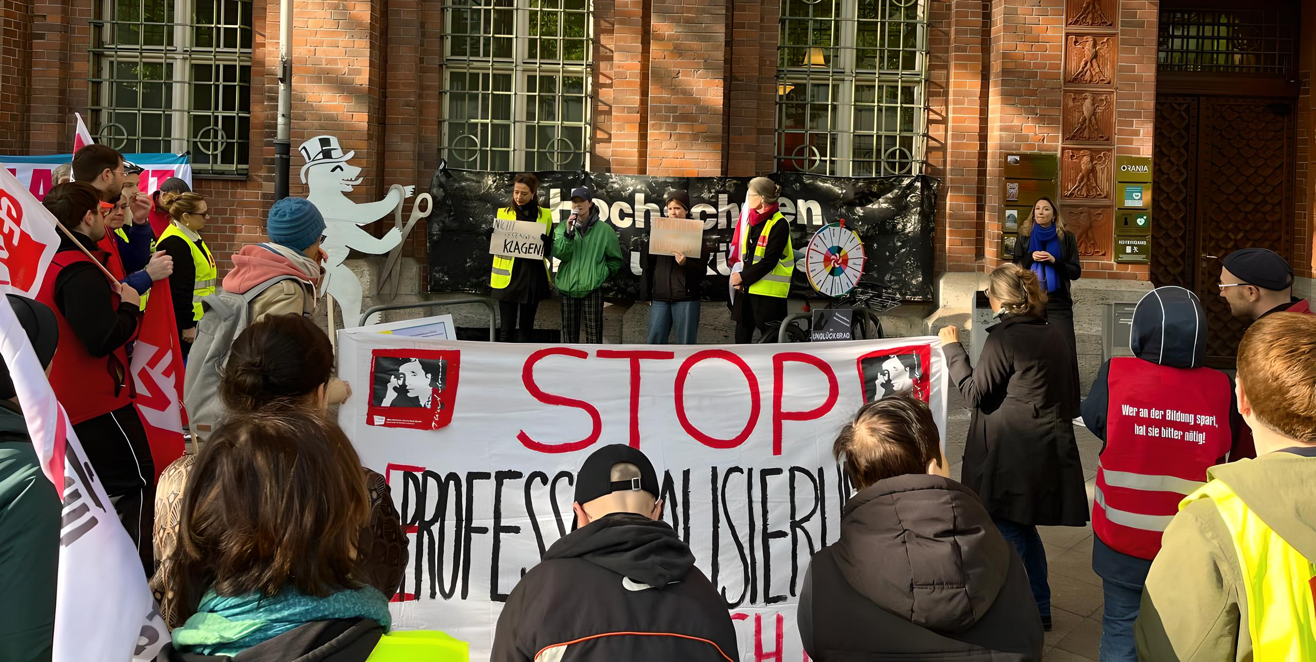 Protestaktion gegen Kürzungen: Petition überreicht!